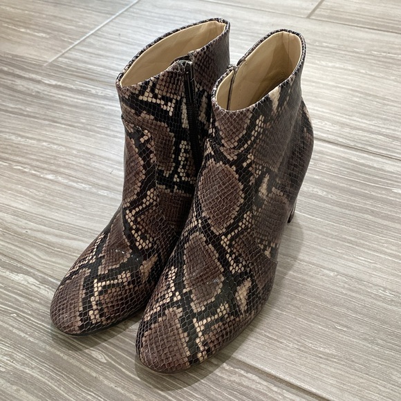 Vince Camuto sanstan taupe python snake print ankle booties heels - Picture 3 of 8